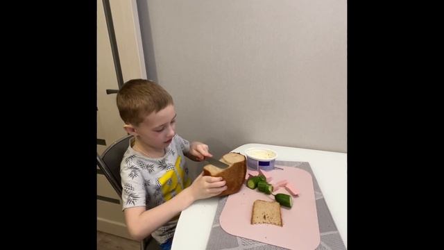 Готовлю первый раз!Первый ролик! #повар#начало#бутерброд смотреть онлайн