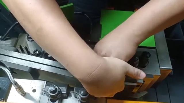 Установка плашек резьбонакатных плоских с двухсторонним накатным профилем. смотреть онлайн