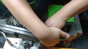 Установка плашек резьбонакатных плоских с двухсторонним накатным профилем.