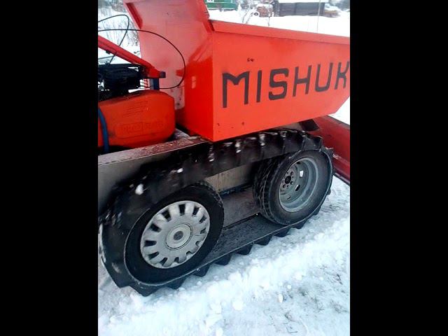 чистит снег мишуки