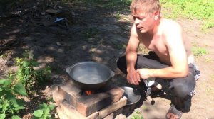 Как приготовить пельмени в казане на костре...