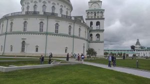 Монастырь Новый Иерусалим. Вид на Воскресенский собор и трапезную. Погода. + 22 тепла. 04.07.21