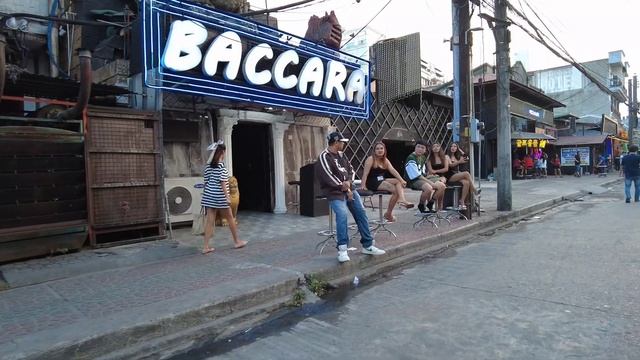 Georgy in the ranks and we're walk along Walking Street. Bar owner invites us to his bar with camer смотреть онлайн