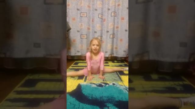 Сестра + гимнастика, ей только 5!!! смотреть онлайн
