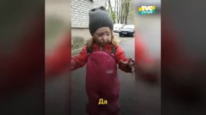 маленькая девочка очень смешно отреагировала на падение в лужу