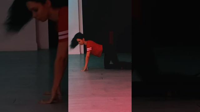 Загадочный и соблазнительный стрип-танец, в котором танцовщица играет с светом и тенью, создавая атм смотреть онлайн