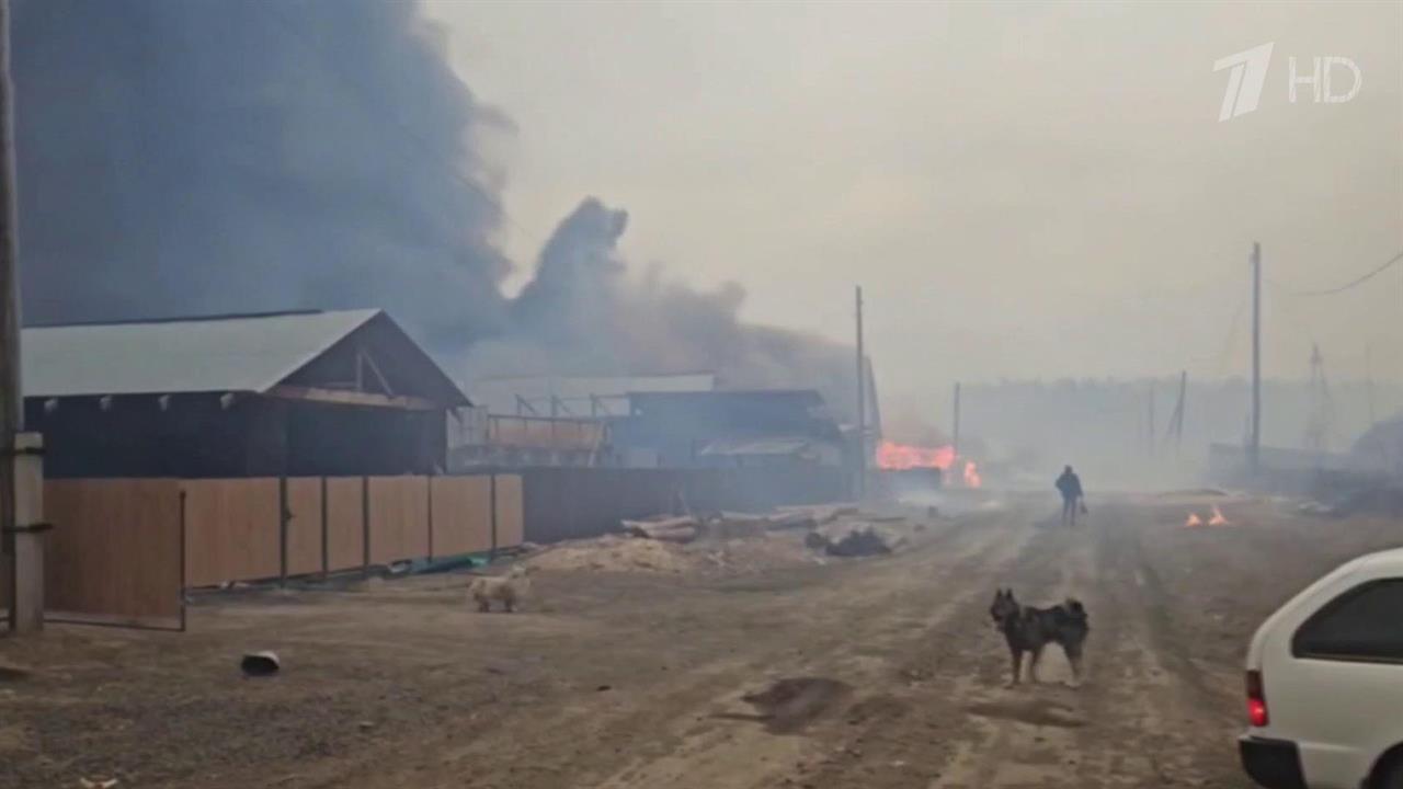 Пожары охватили несколько дачных поселков в Иркутской области, в огне десятки строений