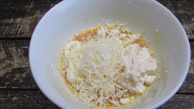 Куриные оладьи с творогом и сыром