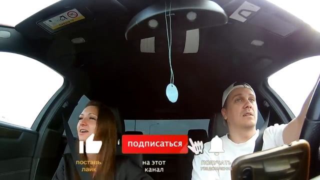Пьяная весёлая милая девушка в такси забыла одеться