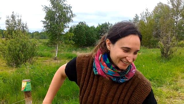 граблями убирает траву и мысли в слух. Сельский фитнес. смотреть онлайн