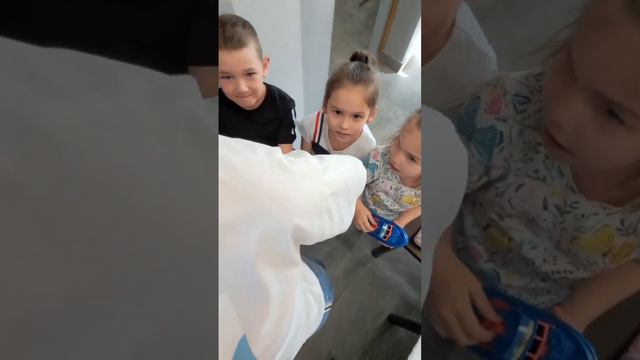 Учитель играет с детьми учат тему "Транспорт" на английском языке в InterBEST Волжск ИНТЕРБЕСТ смотреть онлайн