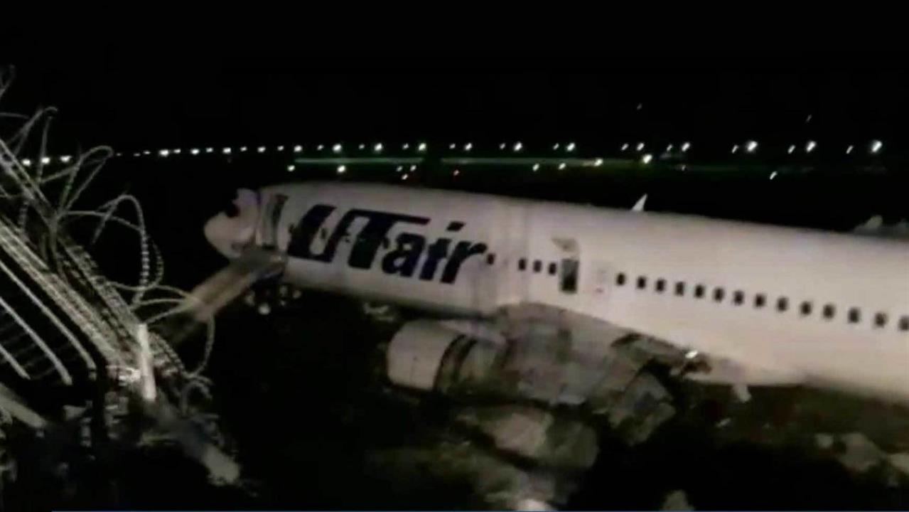 В аэропорту Сочи пассажирский самолет загорелся после посадки