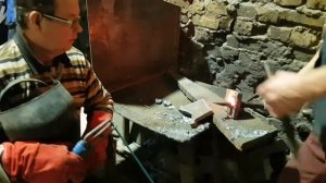 Сварщик профессионал варит каленый металл