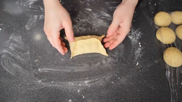 Как лепить булочки и пирожки чтобы начинка не вытекала