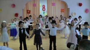 Танец под песню "Далеко от мамы"