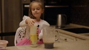 Диша готовит вкусные маффины. Детская кулинария и рецепты. Обучающее и развивающее видео.