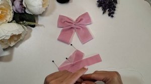 Красивый бант из бархатной ленты.