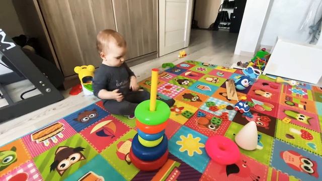 Ребёнок в год собирает пирамидку. Развивающие игры для ребёнка в год смотреть онлайн