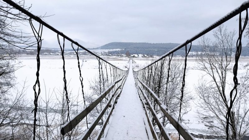 Подвесной пешеходный мост через реку Сылва в Суксунском районе Пермского края