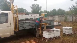 Манипулятор для погрузкы ульев в работе