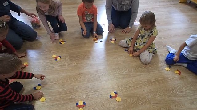 Мышематика: играем в  мозаику с группой 5 лет. Геометрия для малышей. Строим по образцу и по схеме