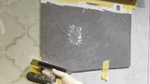 Нанесение декор штукатурки на трафарет