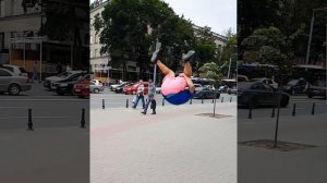 Парень удивляет людей(паркур)