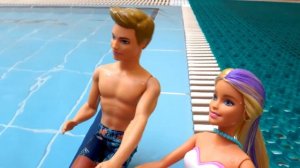 Видео для детей. Русалки в аквапарке — Приключения Барби и Кена — Барби ПРЕВРАТИЛАСЬ В РУСАЛКУ!