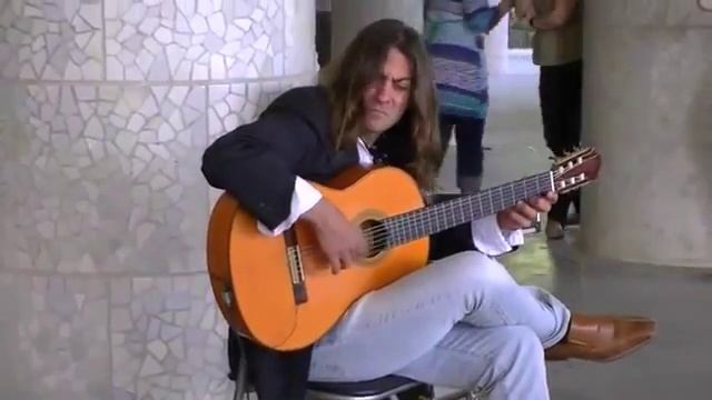 Испанская гитара красиво звучит в руках Профессионала смотреть онлайн