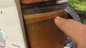 Натуральный сок из сельдерея и моркови