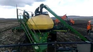 John deere Джон Дир как заправлять сеялку   Ужурский район "ИСКРА"