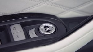 EXEED: Автоматическое изменение направления правого зеркала при движении задним ходом