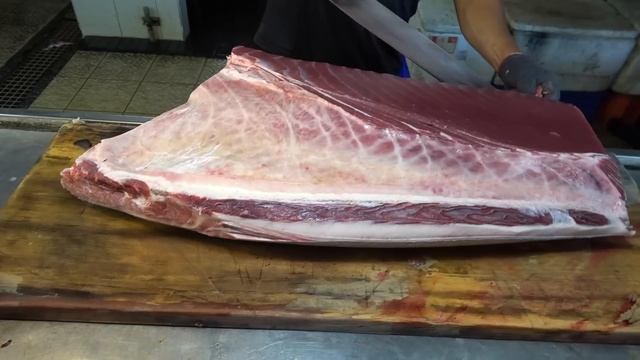How to cut giant bluefin tuna for Sashimi - fish cutting skills смотреть онлайн