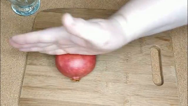 Без соковыжималки выжимаю гранатовый сок, как в старину. Кулинарный лайфхак с гранатом смотреть онлайн
