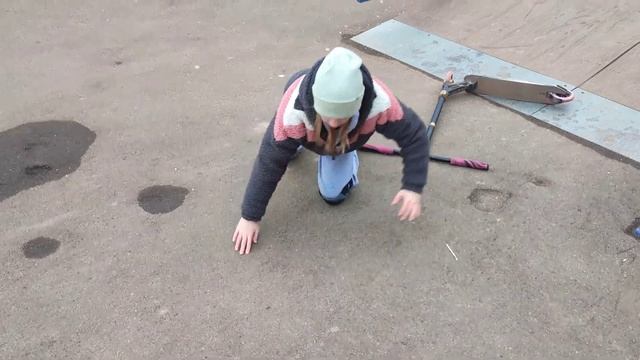 Неожиданное падение краткое стильное катание на трюковом самокате смотреть онлайн