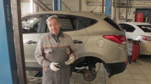 HYUNDAI ix35 2010 г бензин 2,0 литра МКПП пробег 113 тыс. Регулировка колодок стояночного тормоза.