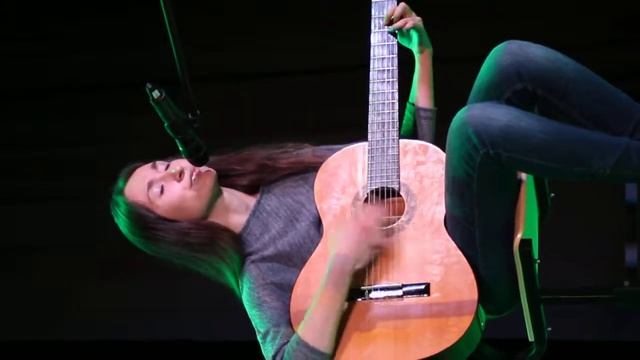 Кристина Нониева - Игра на гитаре смотреть онлайн