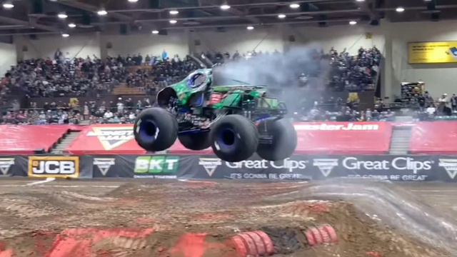 Jurassic Attack Theme Song (Monster Jam) смотреть онлайн