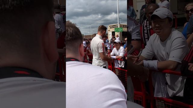 Jack Butland before match signing autographs. fair play.stayed a long time.#manchester #manutd