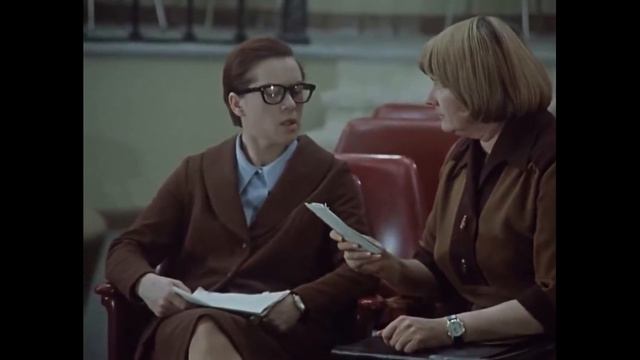 "Служебный роман". Шура отдает письма Калугиной смотреть онлайн