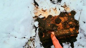 Копаю метел по зиме в полях, нашёл не копанное место!