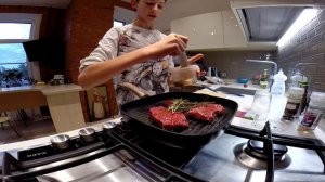 Стейк. Как приготовить стейк. Стейк 55 градусов. Стейк за пять минут. Стейк medium rare.