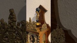 Настенные часы с гирями