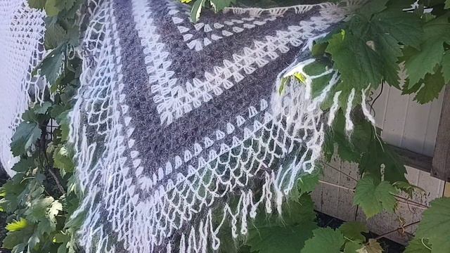 Пуховые шали накидки связанные крючком. Новинки.