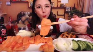 МУКБАНГ Красивая корейская девушка ест СУШИ со звуком АСМР | Невероятная еда