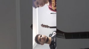 Мы начинаем снимать одежду как быстрее ставить баре на гитаре?