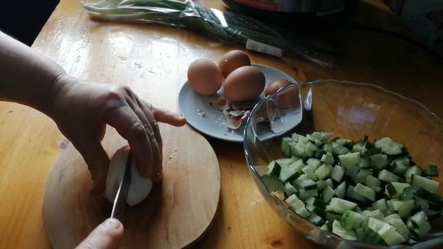 Витаминный салат с луком, яйцом и огурцом! / Вкусно. Быстро. Просто смотреть онлайн