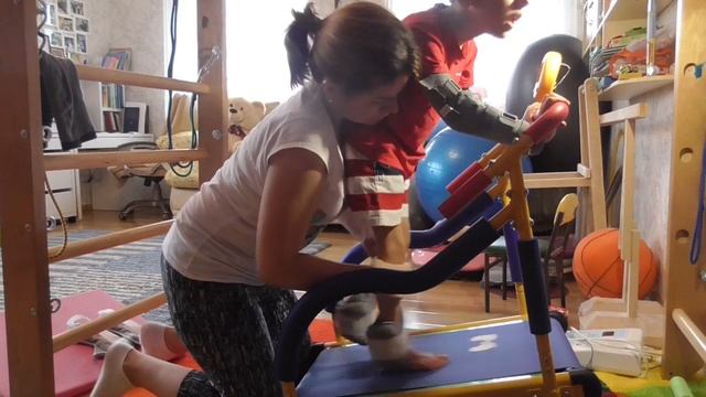 Отрабатываем шаги на "беговой дорожке" смотреть онлайн