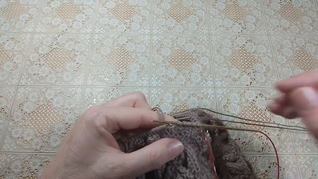 Красивая весенняя шапочка.Закрываю верхушку шапки двумя разными способами.