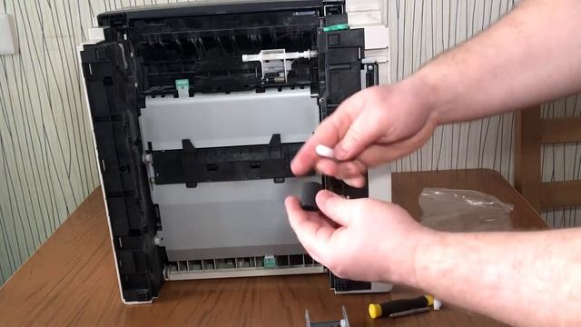 Замена роликов подачи бумаги на Kyocera FS-1320dn смотреть онлайн